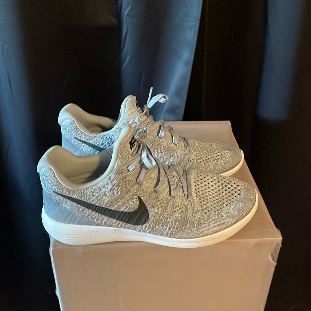 Nike men’s tennis shoes size 10